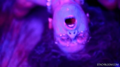 Mtoto anapiga punyeto kwenye kamera na kujileta kwenye mshindo.